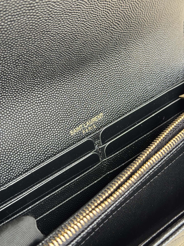 イヴサンローラン財布角部分ディテール